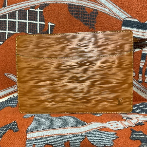 LOUIS VUITTON ❤️🌟SR1915 EPI TAN CLUTCH ⭐️ - Picture 1 of 10